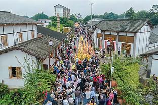 没状态！里夫斯半场7投仅2中拿到4分 三分4中0